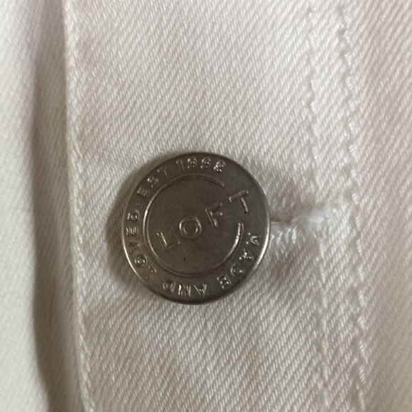 LOFT - NEVER WORN - White Jean Skirt w Four Button Close in Front - Size 6 - Picture 3 of 5